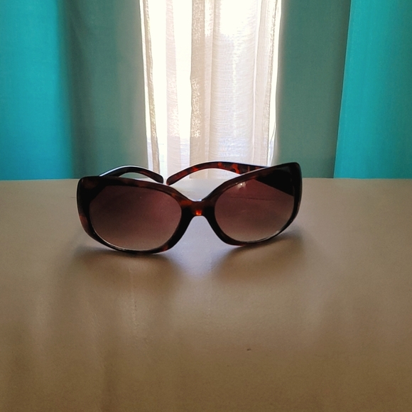 Daisy Fuentes Accessories - Daisy Fuentes brown sunglasses